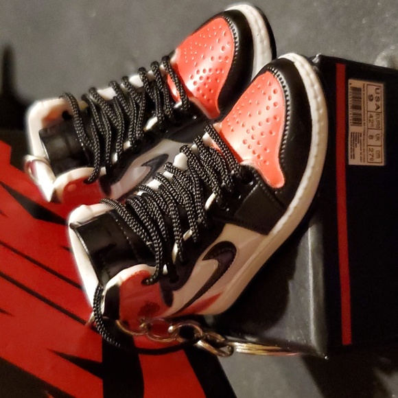 Custom Nike Shoe Keychains set of 2 shoes. (1 pair.) ❤️🖤 - Picture 11 of 16